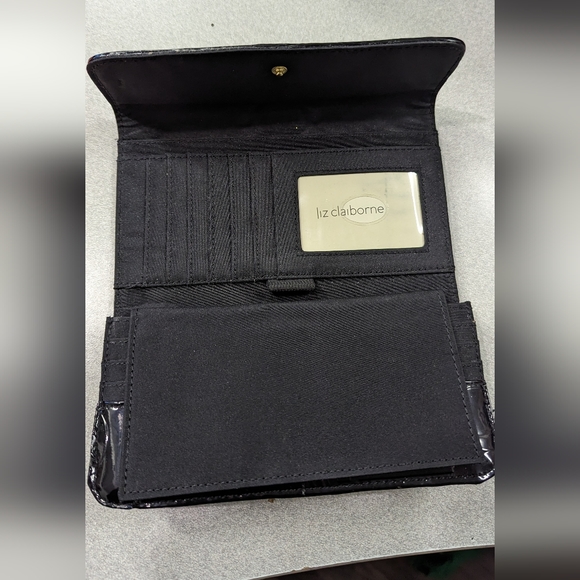Liz Claiborne wallet - new - Picture 2 of 5
